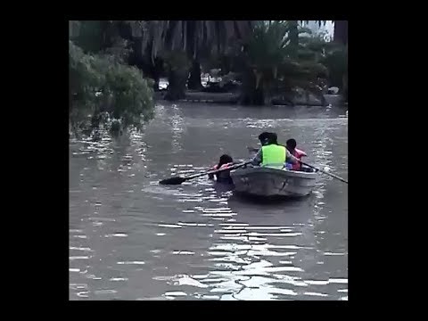 Parque San Martin: Paseaba en el lago y se hundió su bote - YouTube