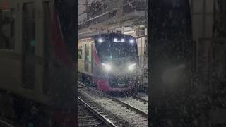 大雪の中明大前を発車する京王5000系(京王ライナーの送り込み) #列車 #鉄道 #京王5000系 #京王線 #大雪 #雪