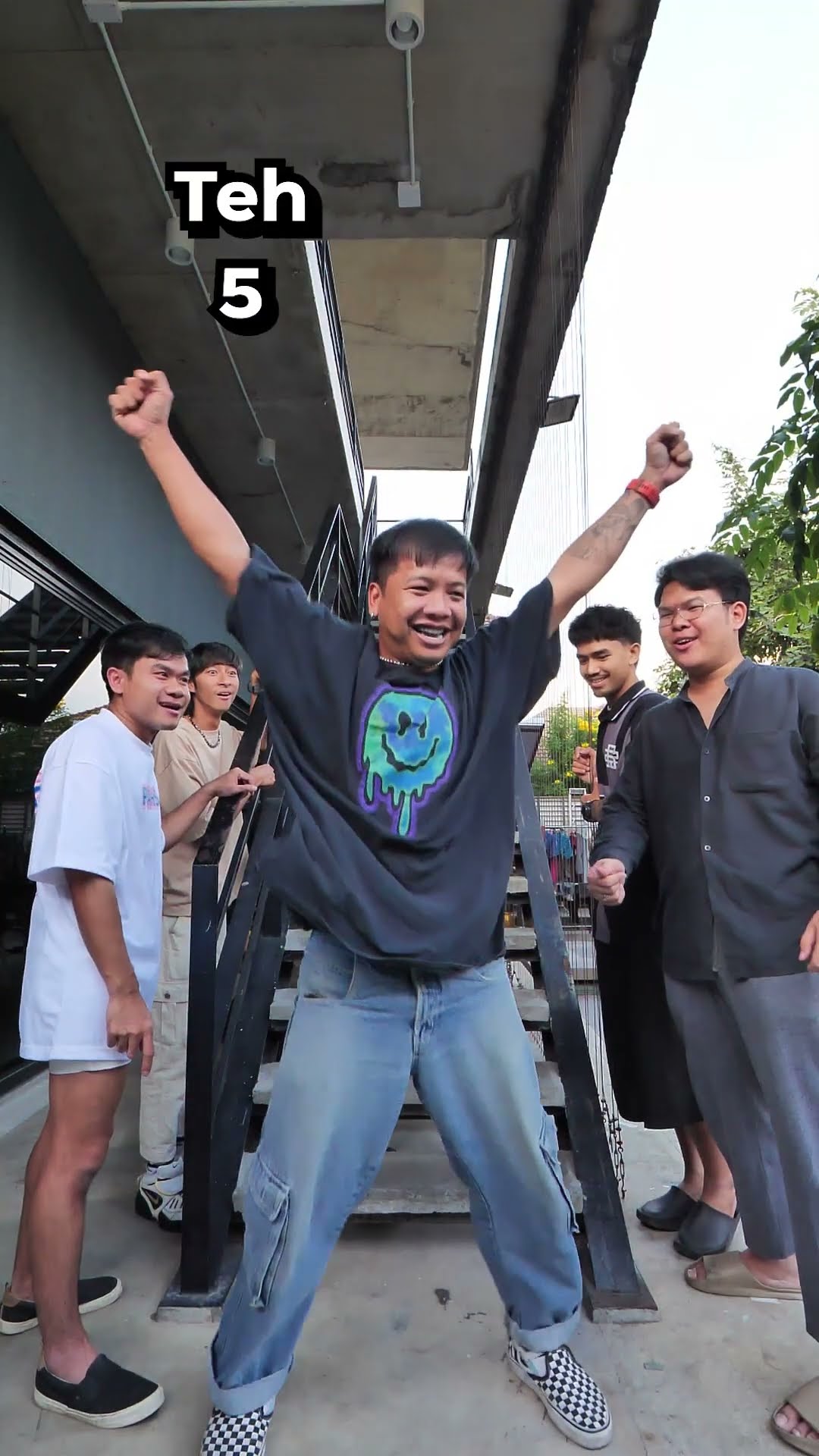 แข่งเดินลงบันได ใครก้าวน้อยที่สุดชนะ 5555‼️? #บี้เดอะสกา #bietheska #theskagang