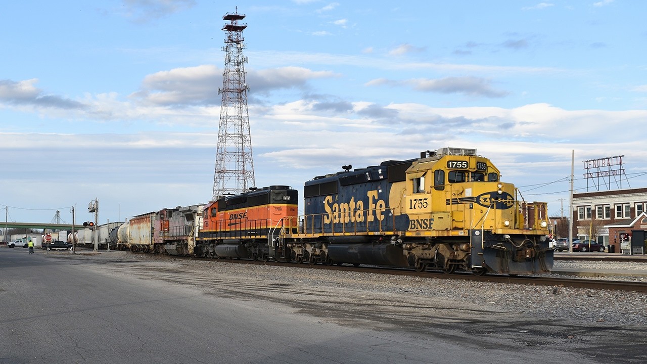 Rare Santa Fe SD40-2 Leads The Paducah Local