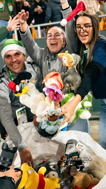 Why did Betis fans throw thousands of dolls?