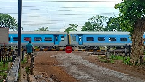 Fully Green Signal 130kmph dangerous High Speed Train Like Bullet Skipping Throughout Railgate