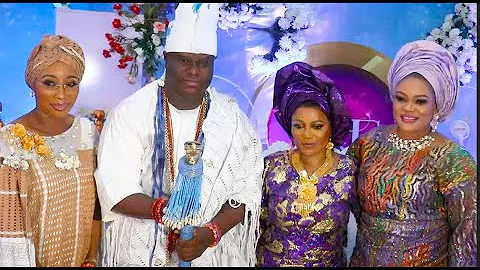 Rare Video: The Ooni Of Ife Snaps With His 3 Wives As They Hold Each Other And Dance Together