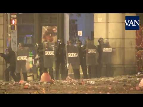 El duro enfrentamiento en Via Laietana y Urquinaona entre manifestantes y Policía Nacional