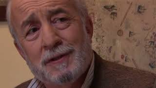 Ömer Baba Deryanın Bacağına Bakıyor