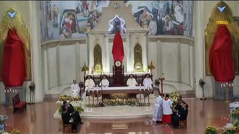 Đức Cha Giuse  giáo phận Phú Cường cử hành nghi thức rửa chân cho các tông đồ tại nhà thờ Chánh tòa.