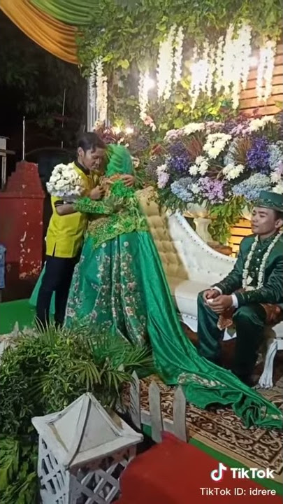 Harus nya aku yg disana dampingin mu dan bukan dia 😔😕