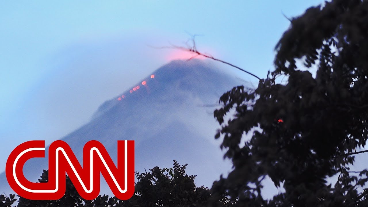 Thousands visit erupting Kilauea volcano in Hawaii - La Prensa ...