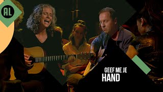 Video thumbnail of "Tessa Boomkamp en Edwin Evers - Geef Me Je Hand | Matthijs Gaat Door"