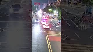 轿车司机向警车靠近求助,民警火速开道护送晕厥女童就医。|中国-浙江嘉兴 人命关天 平平安安 #car #driver #request #police #help #emergency #China