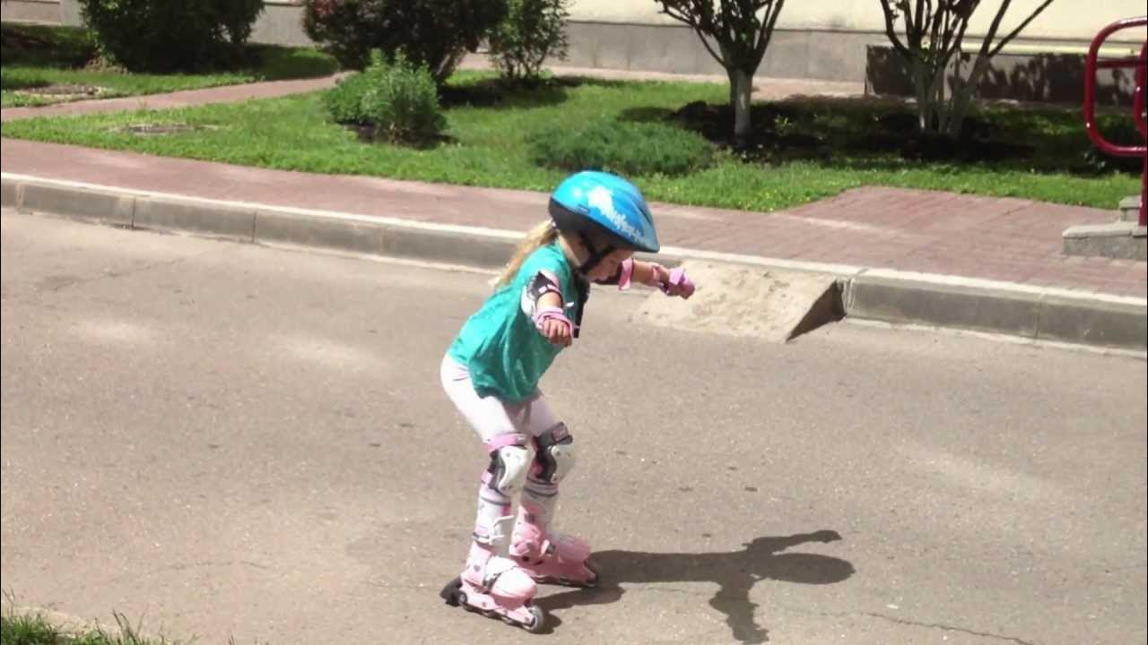 Алиса катается на роликах - YouTube