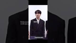 BTS telling their hard English word to pronounce and then there is Jungkook and jimin 🤦🤦🤦