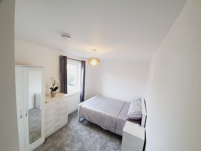 Large double ensuite room (with bath tub). Main Photo