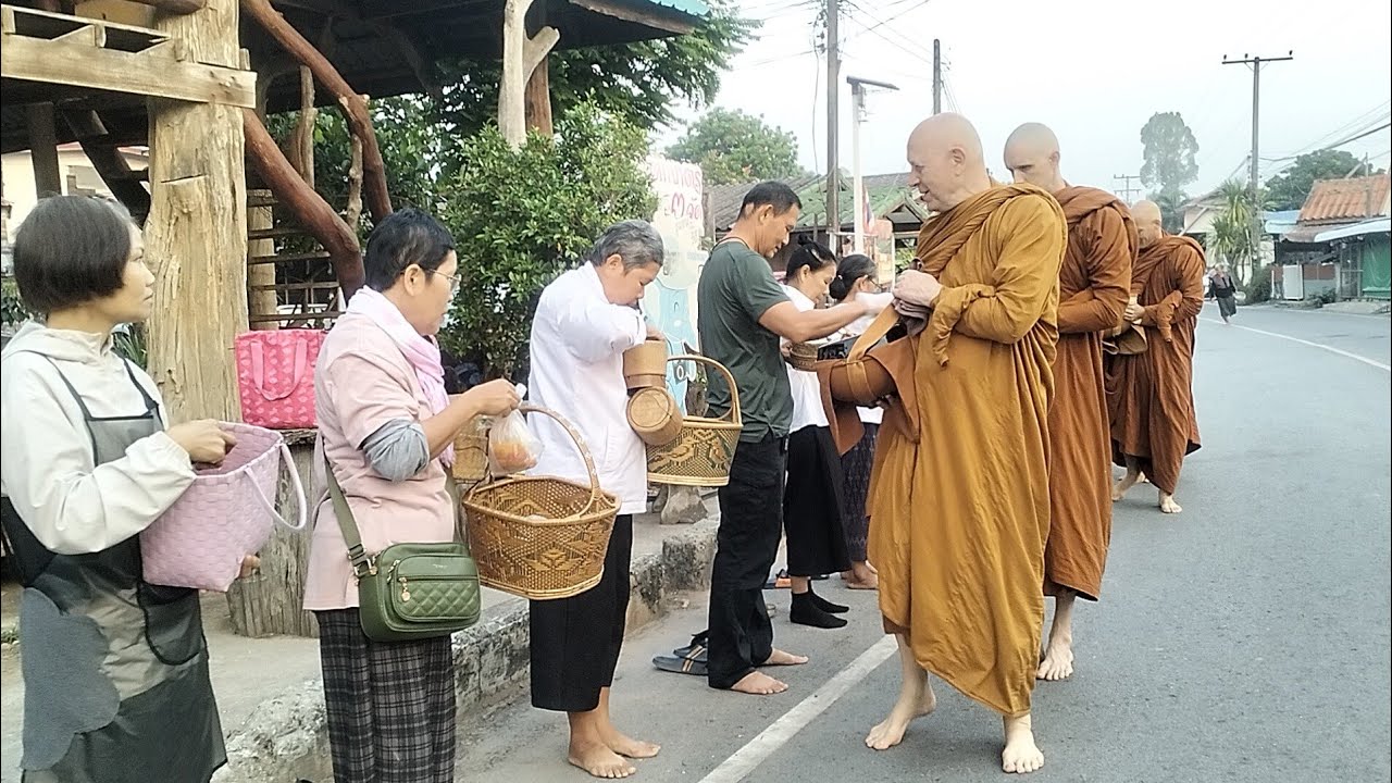 วันมาฆาบูชา พระฝรั่ง ขาวต่างชาติ พระอาจารย์มาร์ติน ปิยธัมโม ออกรับบิณฑบาต 3-03-2569