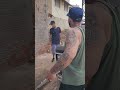 HOMEM TENTA QUEBRAR RETROVISOR