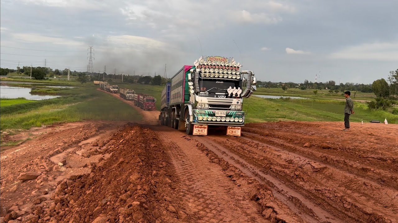 รถพ่วงใส่ดินวิ่งขึ้นทางชันและบวม7เมตรแรงทุกคัน #ทางรถไฟรางคู่  บ้านไผ่-มุกดาหาร