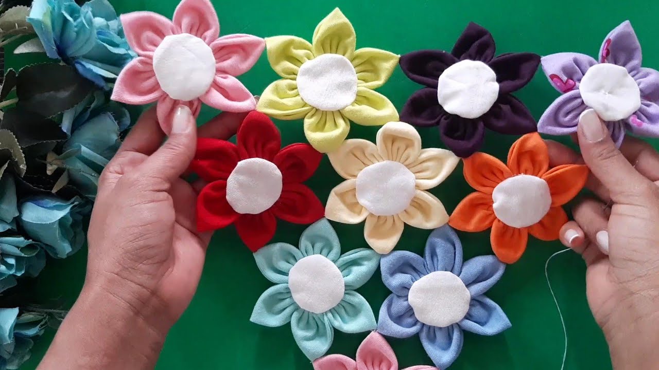 FLORES de fuxicos e um centro de mesa lindo