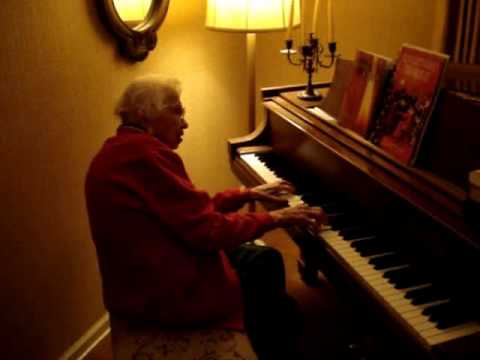 105-year-old lady plays the Piano