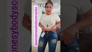 Chelita Garza modelando Jeans