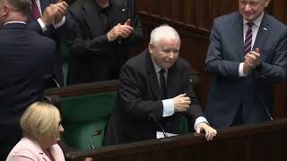 Myślał, że uderzy w Prezesa PiS. Wtedy posłowie wstali i zaczęli skandować! ZOBACZ MINĘ POSŁA! Myślał, że uderzy w Prezesa PiS. Wtedy posłowie wstali i zaczęli skandować! ZOBACZ MINĘ POSŁA!