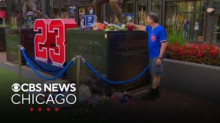 Cubs fans pay respects to Hall of Famer Ryne Sandberg, who died at age 65
