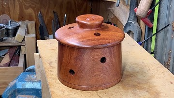 Richard Raffan turns a garlic container for the 19th. 4-Ways project