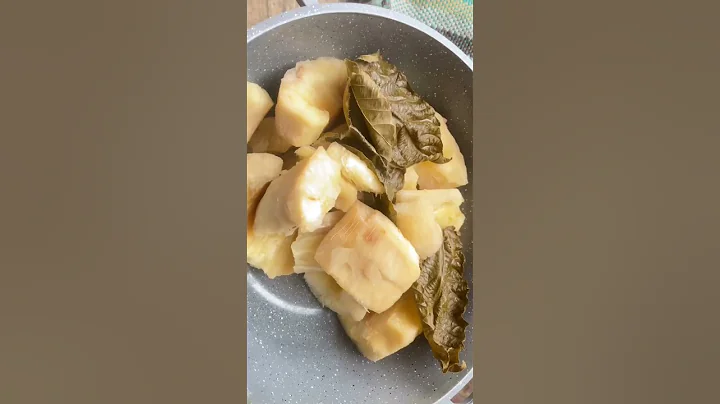 The magic Leaves that turn cassava into plantains for Authentic  Ghanaian🇬🇭 fufu #shorts #asmr