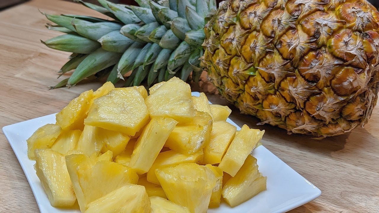 Préparer un ananas découpé en quinconce - Notre recette avec