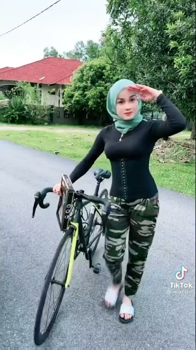 awek seksi naik basikal #shorts