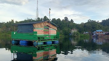 Indahnya Rumah Terapung di Tengah Laut