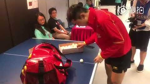 Zhang jike choosing the balls in hong kong open 2018 before the match