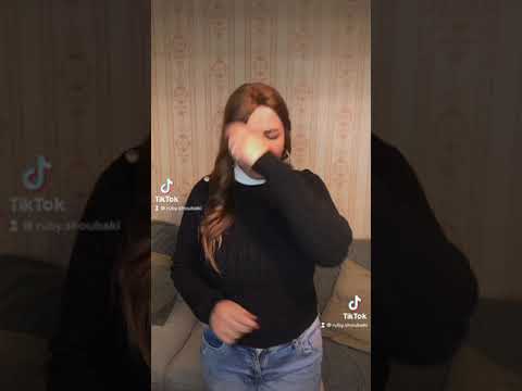 هنا صدقت حلمي وبدأت هلا رشدي بلغة الاشاره