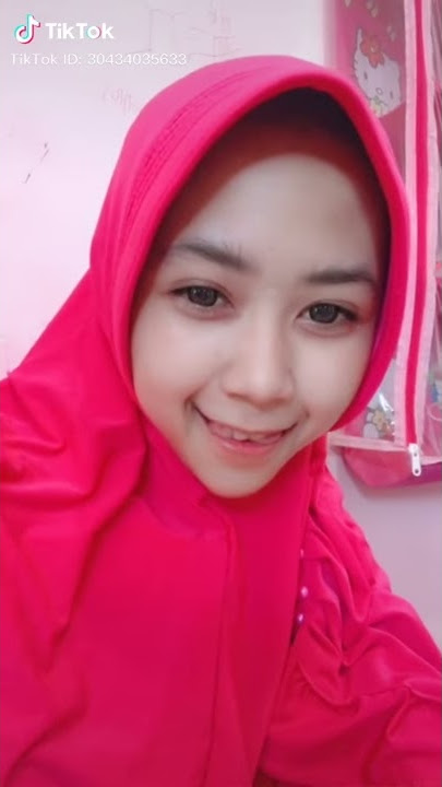 Rika Shadiqah Cantik Pakai Hijab Merah