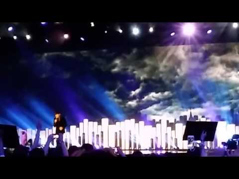 林俊杰(JJ Lin) sang "可惜没如果"。