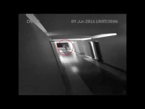 كاميرا المراقبة في مبنى ترصد شبح مخيف 18