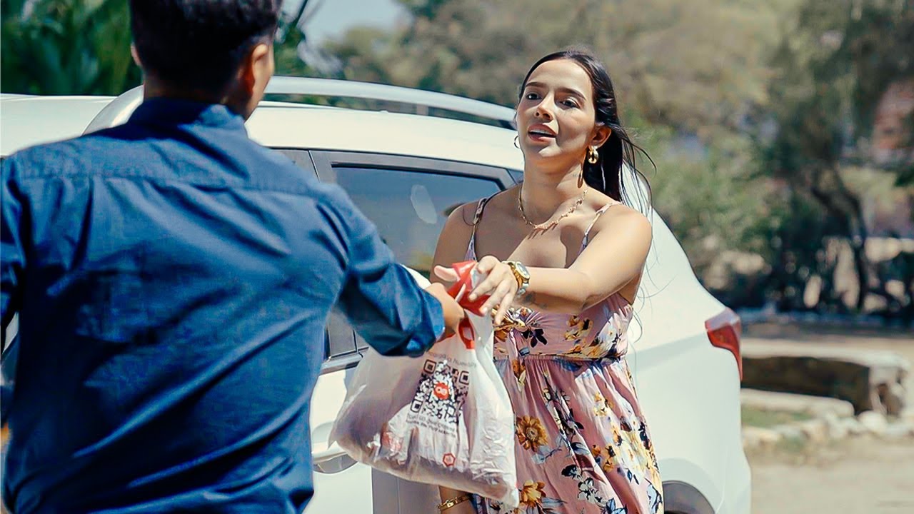 Llegó tarde a la entrevista por ayudarla, pero la vida le brindó algo mejor