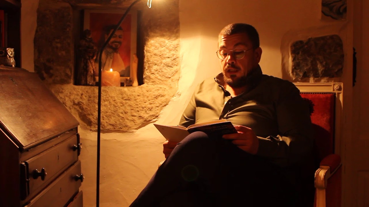 Ricardo Ribeiro diz poema “Mágica” de Mário Cesariny