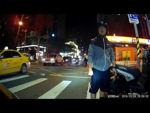 桃園區寶山街民有三街計程車紅燈左轉撞到機車-前鏡頭2