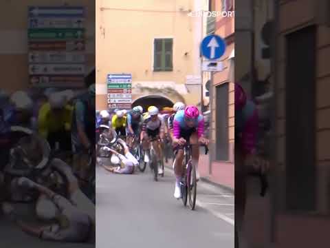 Video La caduta di POGACAR alla MILANO-SANREMO
