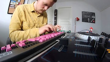 Jamming and testing my LSDJ keyboard.