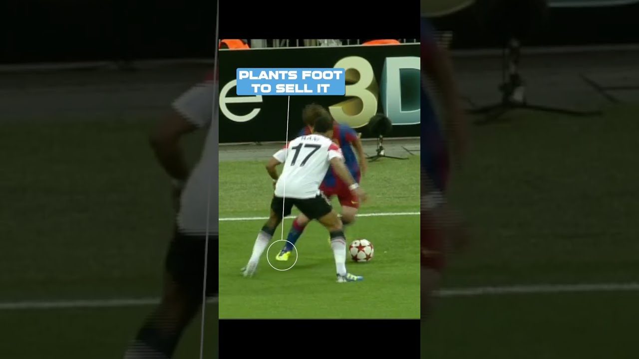 Messi Amazing Drop Of The Shoulder 