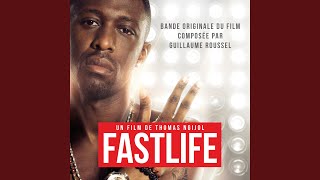 Les mains dans l'dos