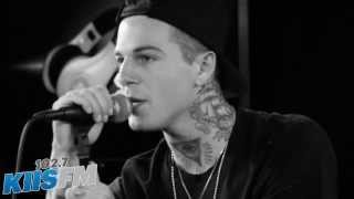 Vignette de la vidéo "The Neighbourhood - Sweater weather (LIVE) KIIS FM"