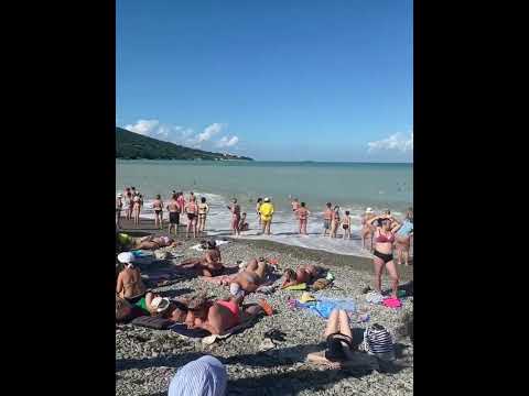 Обстановка на пляже в Кабардинке вчера 29.07.2023. Море неспокойное, но люди купаются #кабардинка