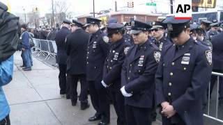 Members of the NYPD turn their backs as New York City Mayor Bill de Blasio speaks at the funeral of