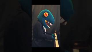 Playing piano with only four fingers like a T-rex