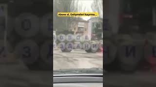 Ukraynalı Bir Sivil, Ukrayna Melitopoldan Geçen Rus Askeri Araçlarını Durdurmaya Çalışıyor.