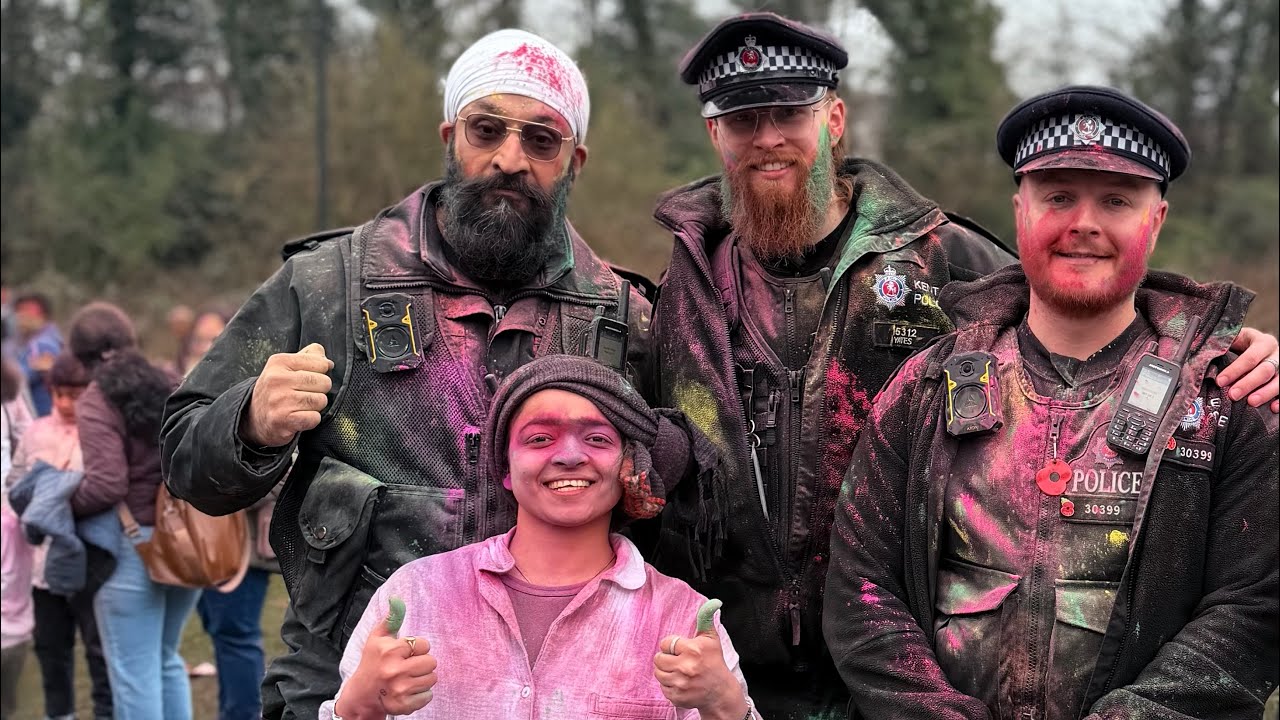 UK police Love HOLi 🌈🙌🏻🇬🇧 happy faces #holiinlondon #abroad #holiinlondon #himachali #abroadlife 