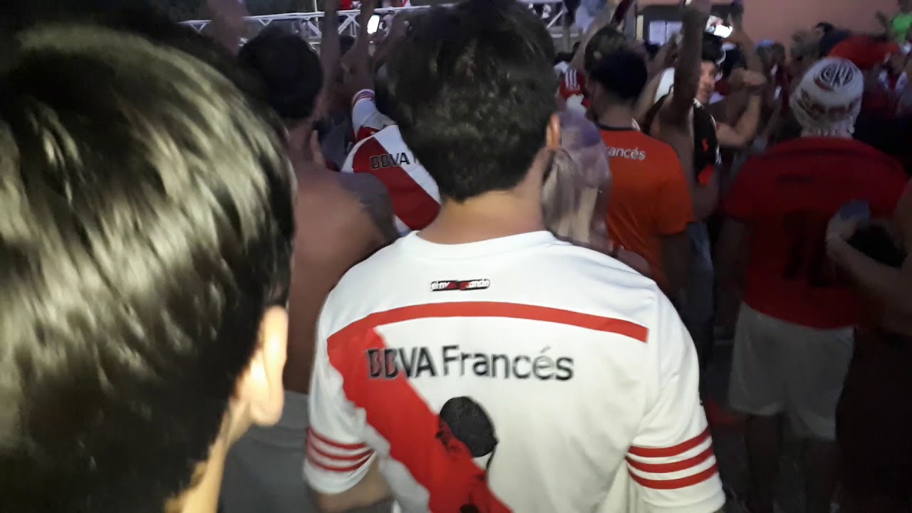 Yo te sigo a todos lados siempre voy descontrolado previa