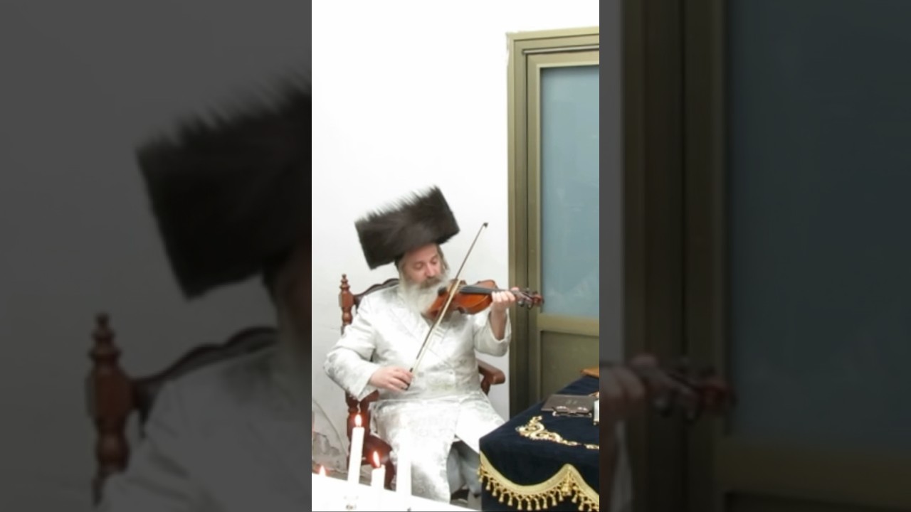 כ״ק האדמו"ר מזוטקשא אמסנא בנגינה על כינור בליל זאת חנוכה כמנהג אבותיו הק'